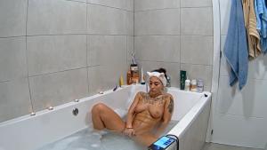 RealLifeCam Lina pussy rub in the bathtub